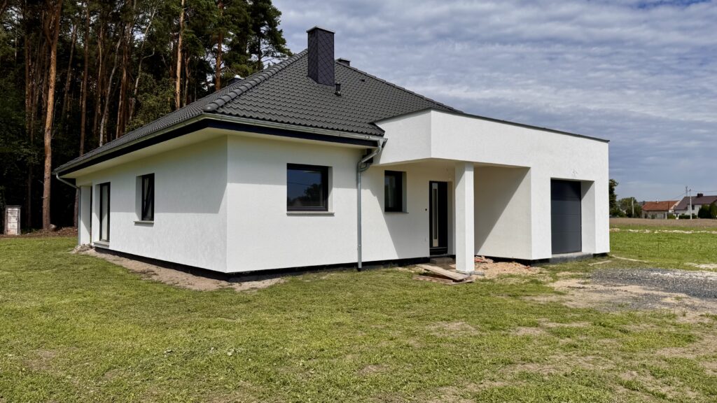 Na sprzedaż nowoczesny dom w stanie deweloperskim – bezpośrednio pod lasem!