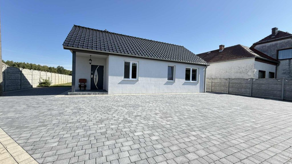 Parterowy dom jednorodzinny w otoczeniu zieleni – Dobrzeń Wielki