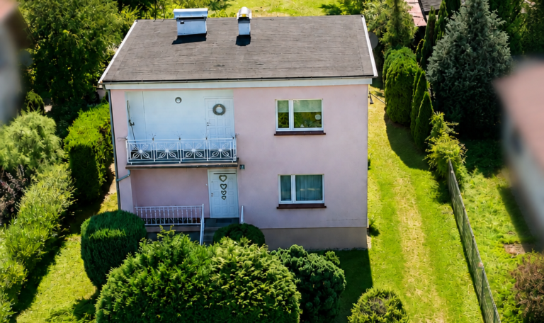Strona główna - Urokliwy dom na sprzedaż | 110 m2 | salon + 3 pokoje | Szczedrzyk